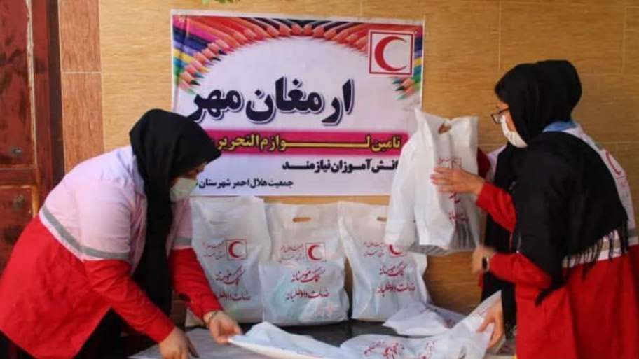 توزیع 695 بسته نوشتافزار میان دانشآموزان استان سمنان